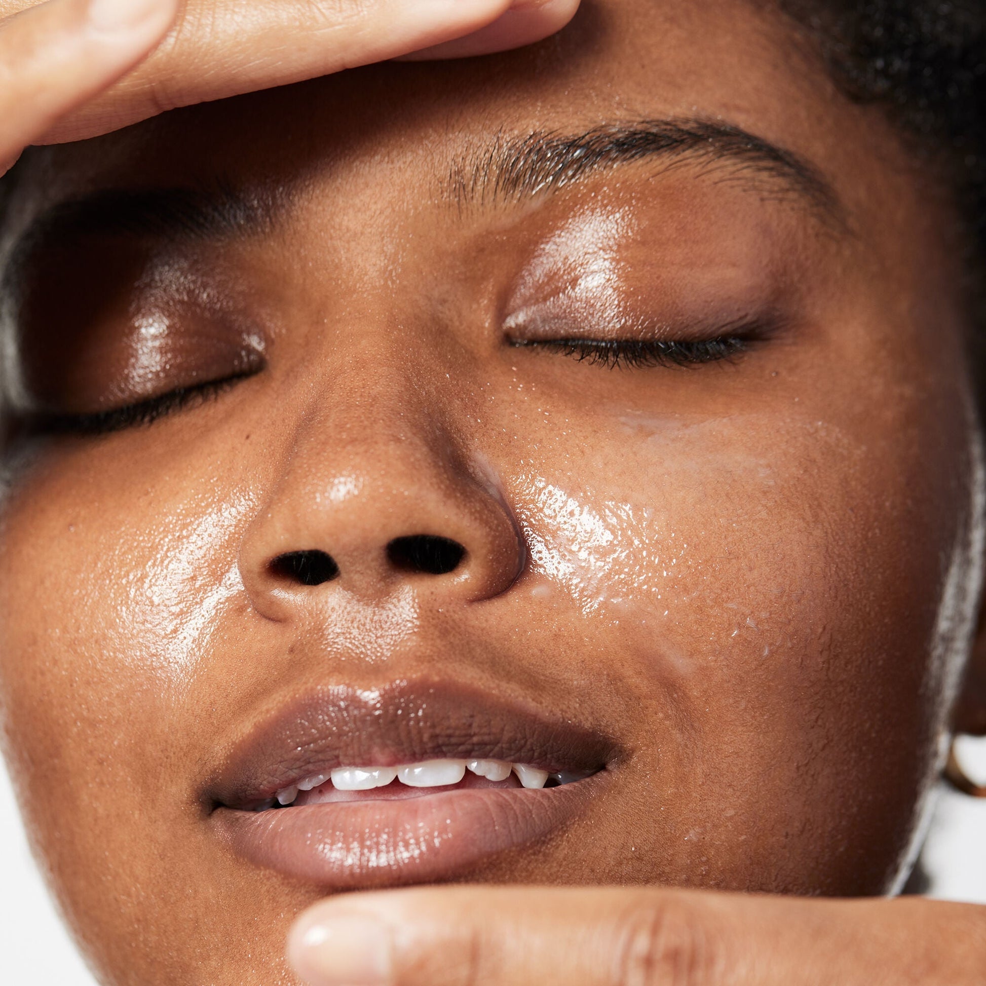 holy-hydration-makeup-melting-cleansing-balm-c7 040822_Model_HH-Cleansingbalm_044_RT2-V1_IGF_6a40ae53-ccc2-4a83-9d08-7c99f2dc2b4b.jpg