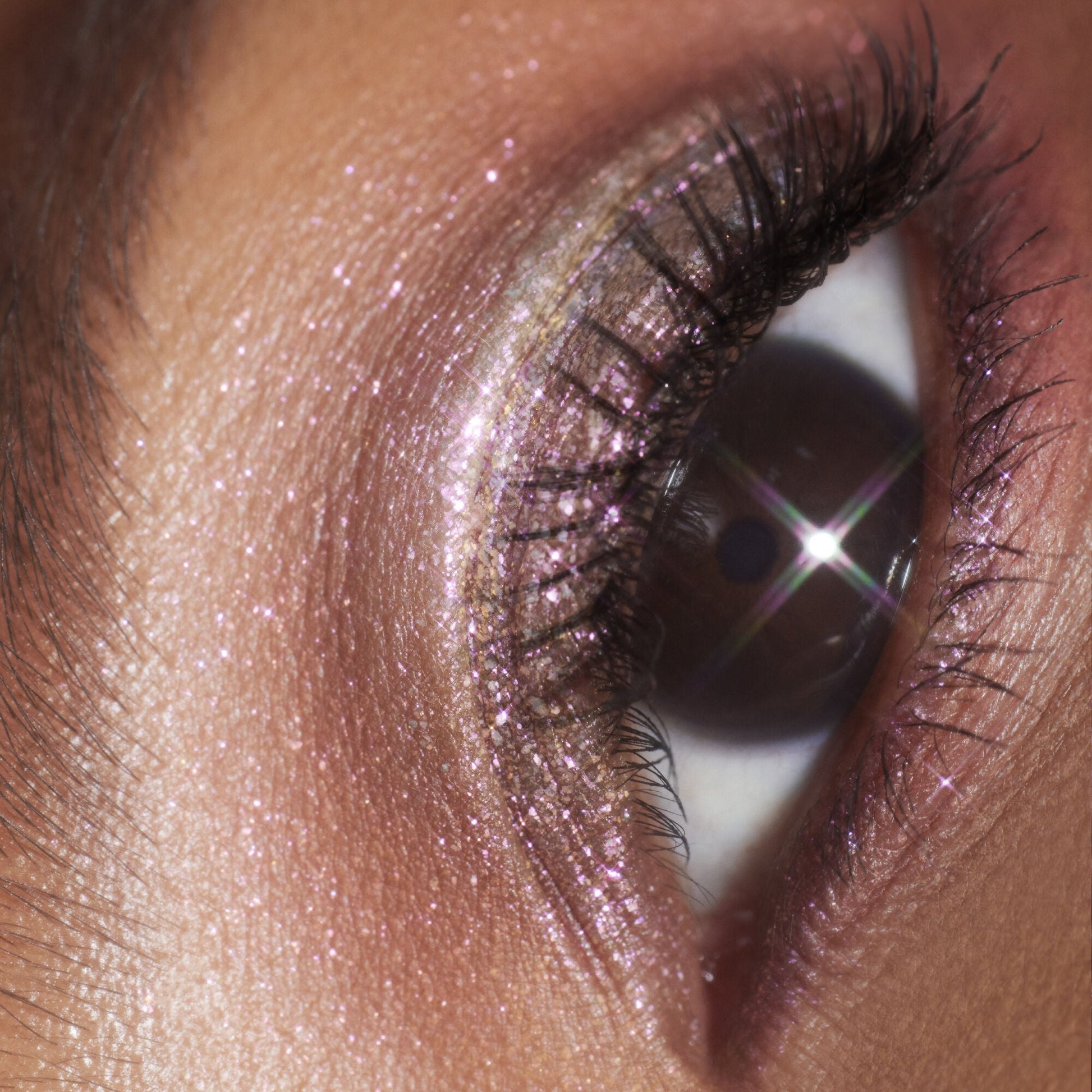 duochrome-liquid-eyeshadow-q2 061223_Chi_SparkPink_0023_FINAL_RGB_IGF.jpg