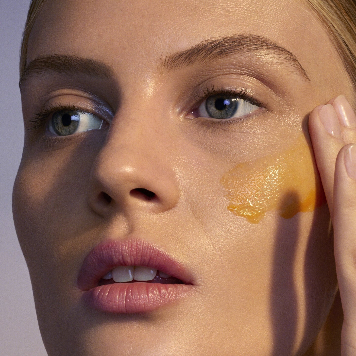 youth-boosting-advanced-night-retinoid-serum-r2 080222_Florence_ANR_0403_IGF_V2.jpg