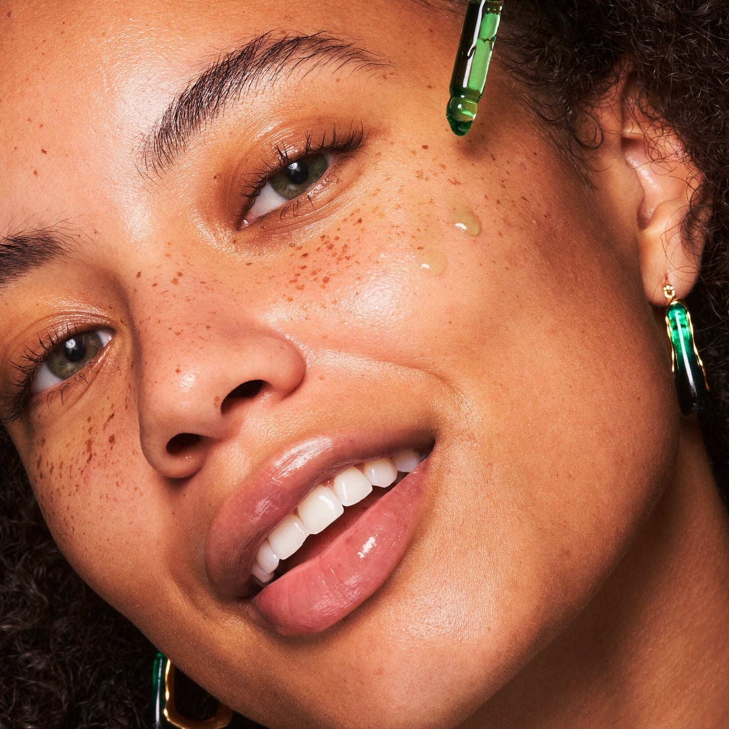 plz-clarify-facial-oil-o5 100924_SKIN_Drew_PlzC_App_005_v1_RGB_IGF.jpg