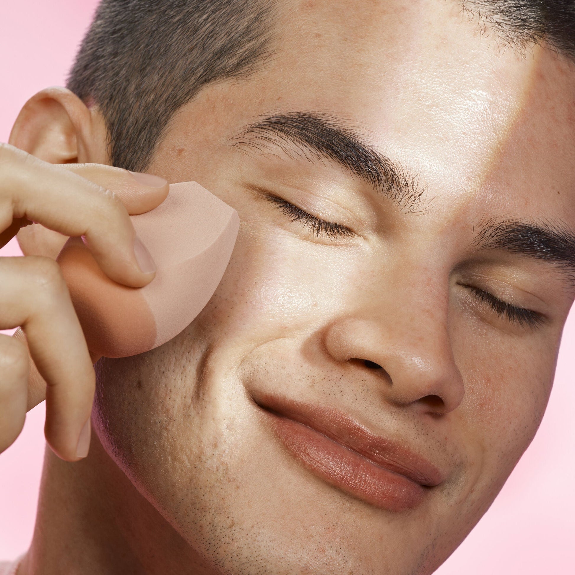halo-glow-angled-silicone-face-sponge-r1 102124_HGST_Alfredo_Application_0134_v2_RGB_IGF.jpg