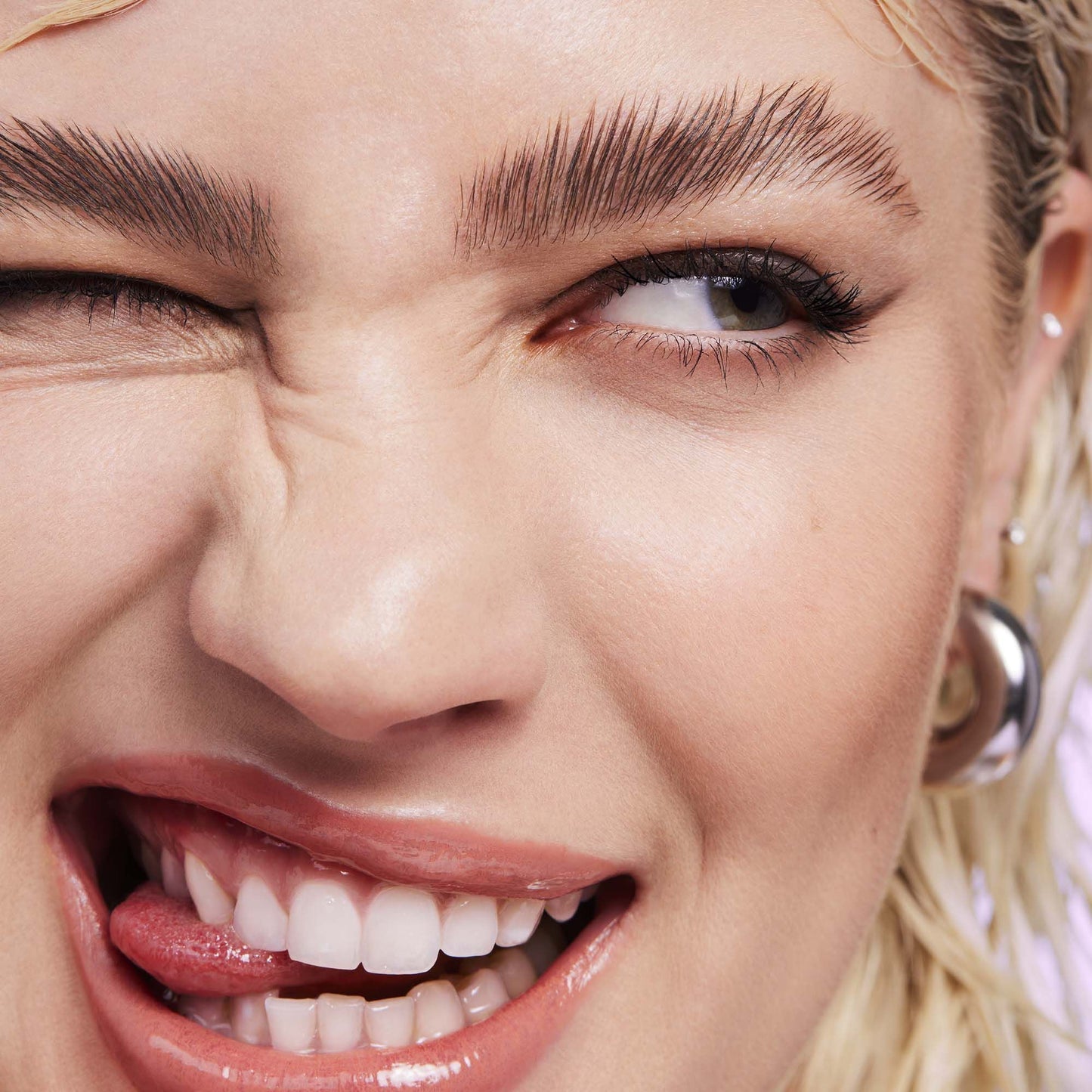 brow-laminating-gel-o0 110923_Genevieve_BrowGel_App-Vibe_6982_RGB_IGF.jpg
