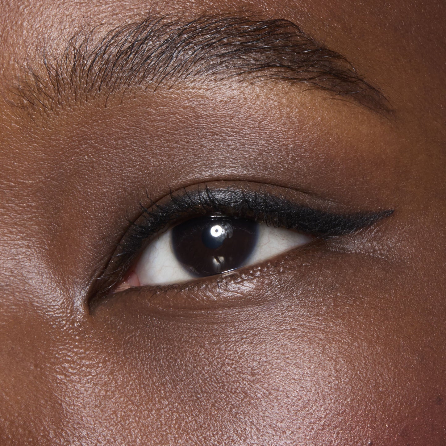 no-budge-retractable-eyeliner-h2 81330_NO_BUDGE_RETRACTABLE_EYELINER_BLACK_BILLIE_0062_V2.jpg