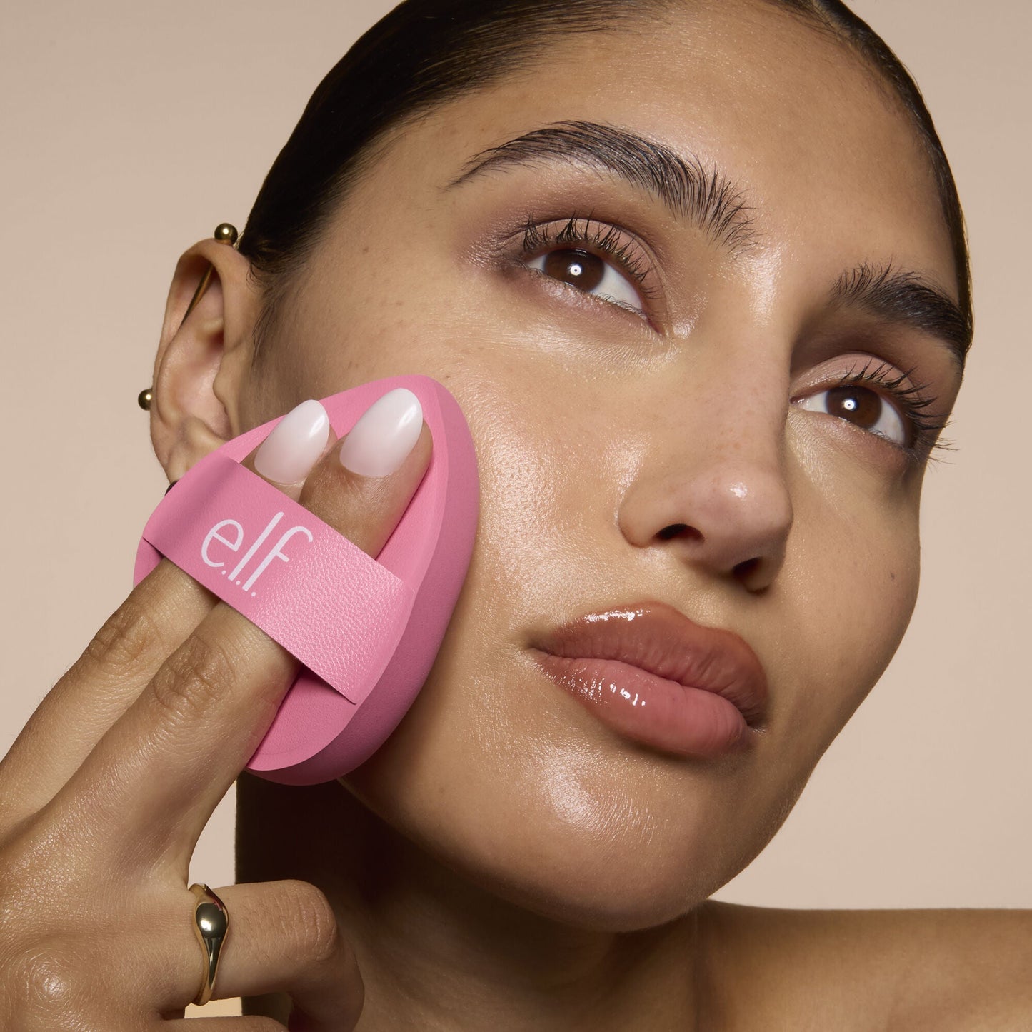 pillow-puff-foundation-sponge-e3 81838_MOM_PILLOW_PUFF_FOUNDATION_SPONGE_TOOL_SHOT_SONALI_0126_V2.jpg