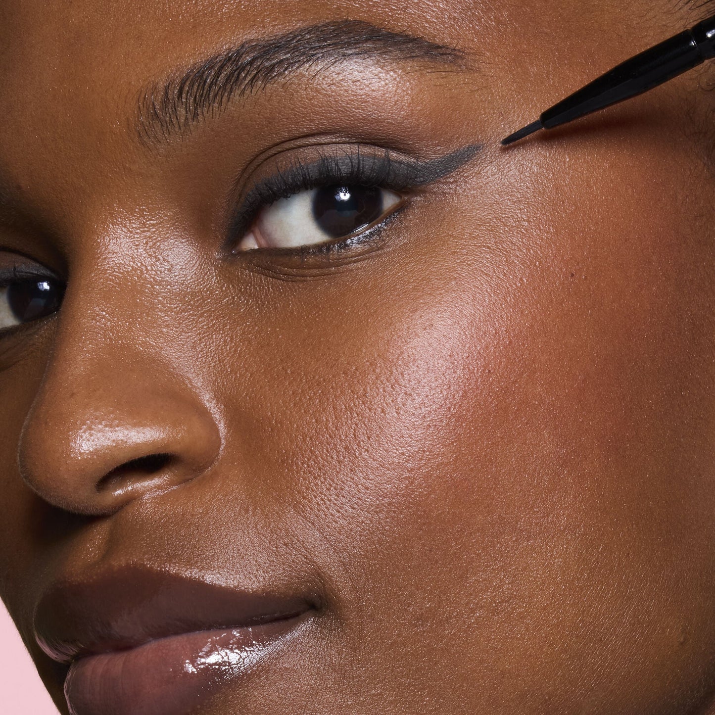 ultra-fine-eyeliner-brush-i6 81915_ULTRA_FINE_EYELINER_BRUSH_TOOL_SHOT_MOM_TSHECA_0120_v2.jpg