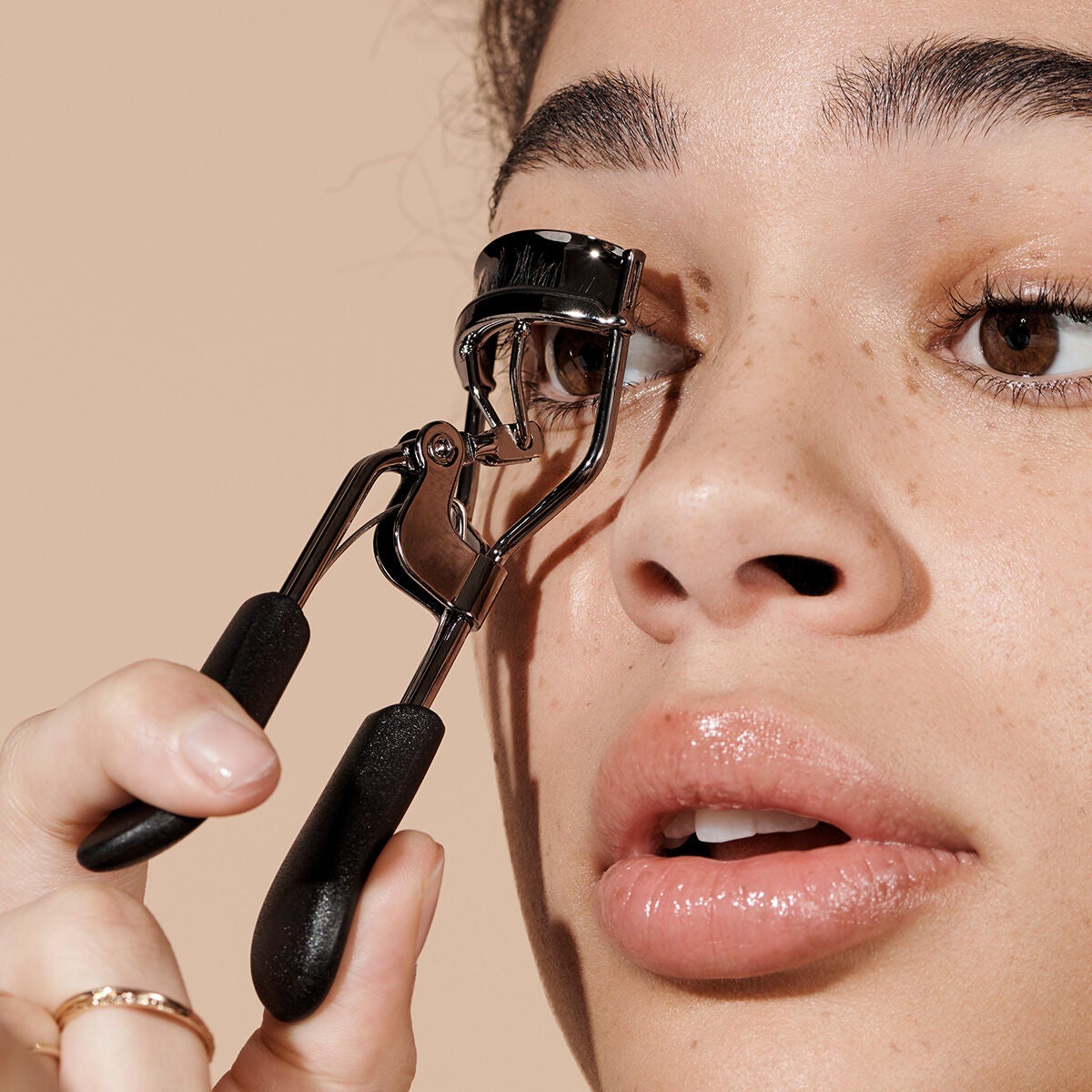 pro-eyelash-curler-e8 84067_ProEyelashCurler_Model.jpg