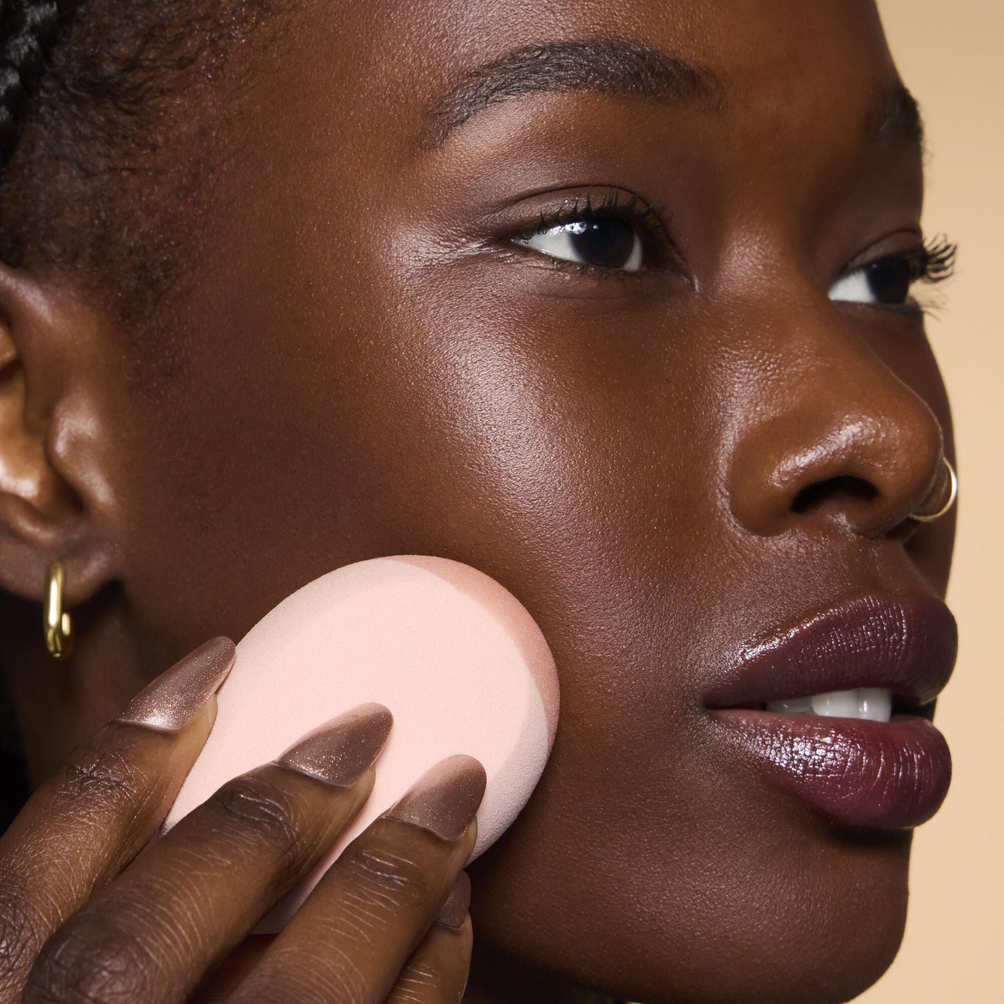 halo-glow-angled-silicone-face-sponge-r1 84235_HALO_GLOW_ANGLED_SILICONE_FACE_SPONGE_BILLIE_0078_V3.jpg